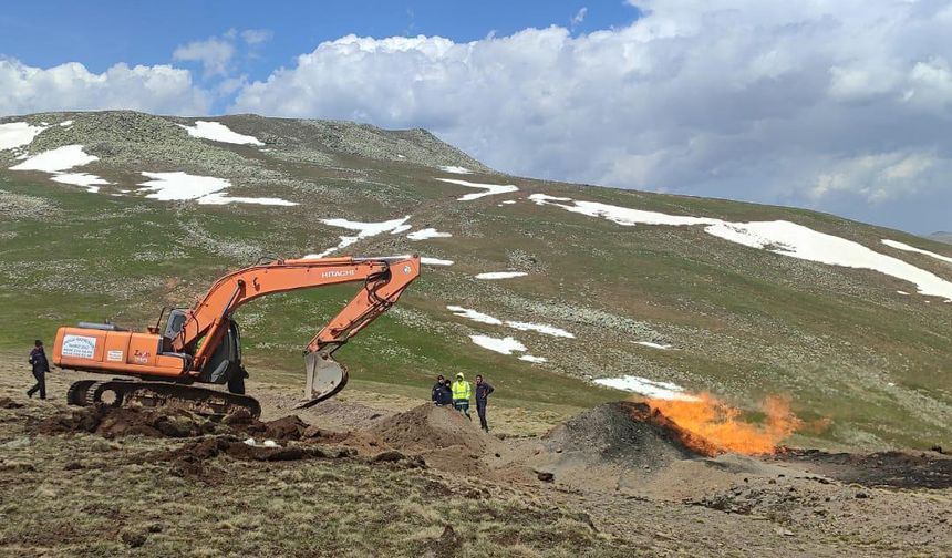 Sivas'ta yıldırım isabet eden doğal gaz boru hattında yangın çıktı