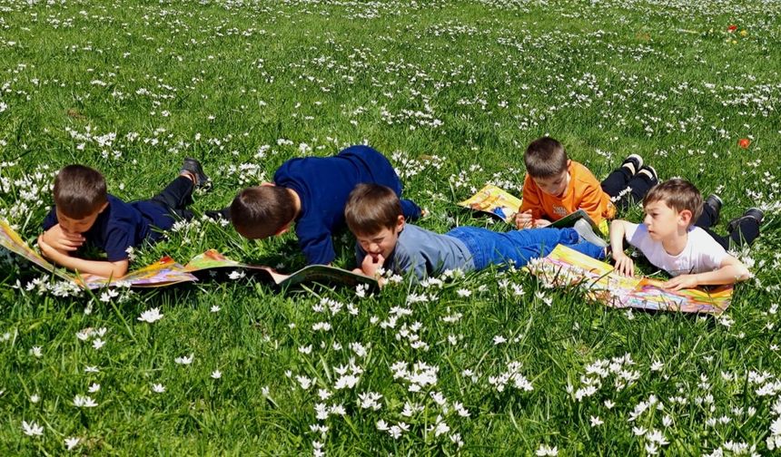 Trabzon'da ilkokul 1. sınıf öğrencileri yayla çiçekleri arasında kitap okudu
