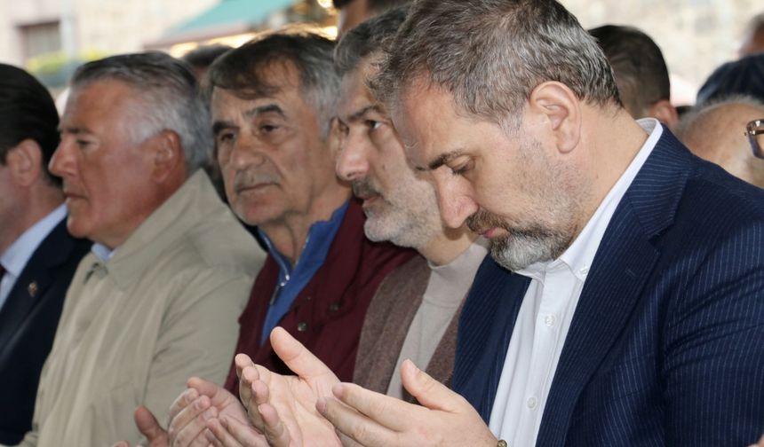 Trabzonspor'un eski teknik direktörü Sadi Tekelioğlu'nun vefat eden annesi toprağa verildi