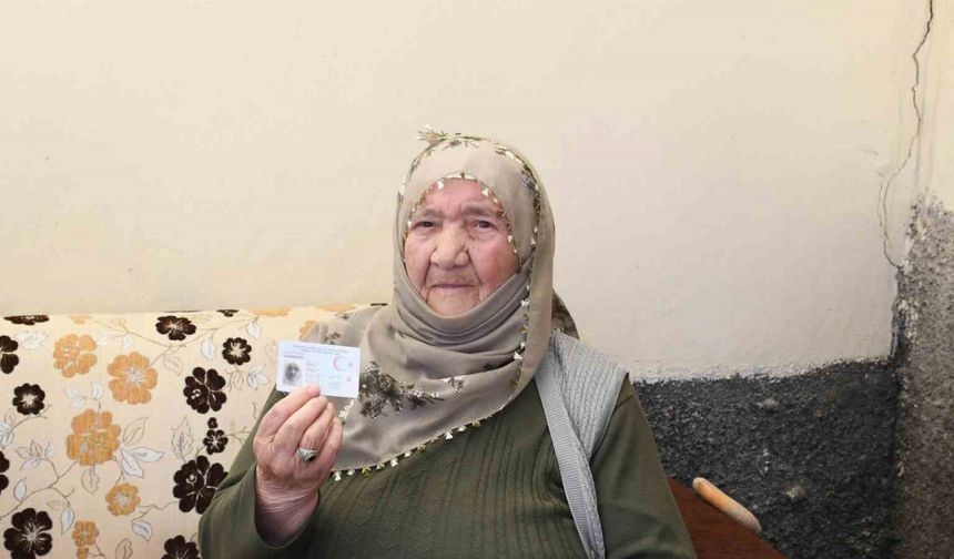 114 yaşındaki Makbule Nine’ye sağlık ekiplerinden doğum günü sürprizi
