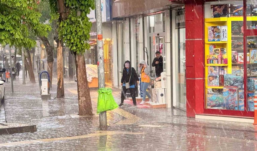 Ankara’da ceviz büyüklüğünde dolu yağdı