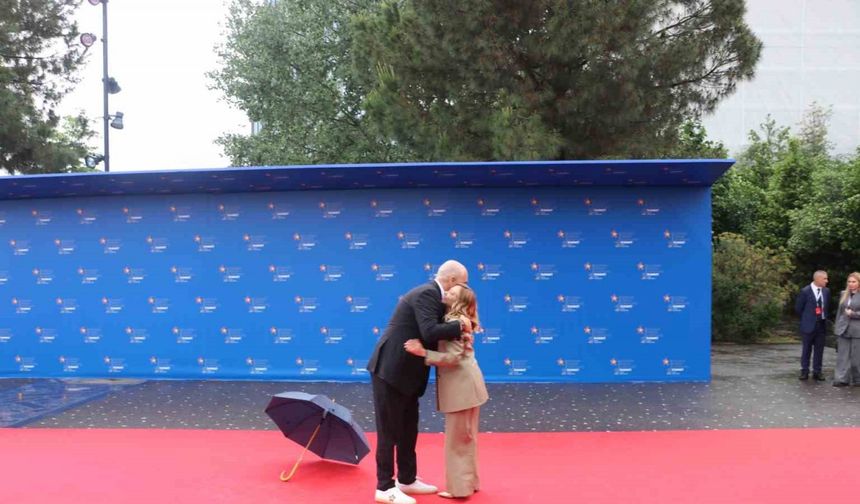 Arnavutluk Başbakanı Rama, İtalya Başbakanı Meloni’yi önünde diz çökerek karşıladı