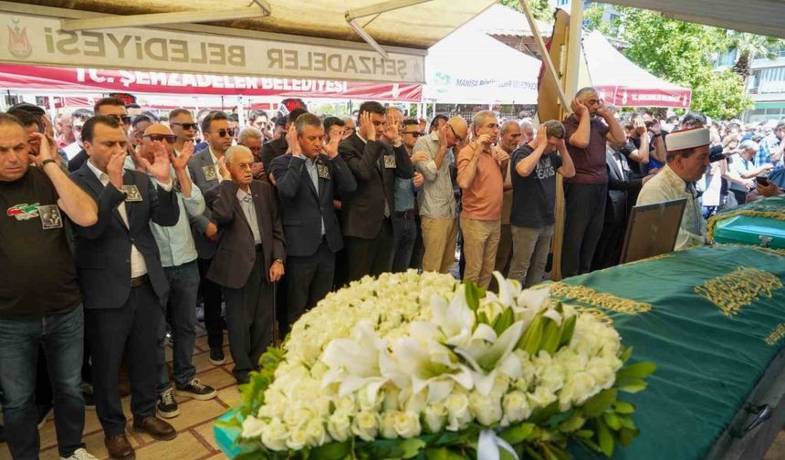 CHP lideri Özel Manisa’da cenaze törenine katıldı