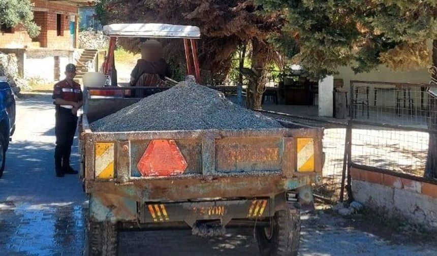 Dere yatağından kum alan şahıs jandarmaya takıldı