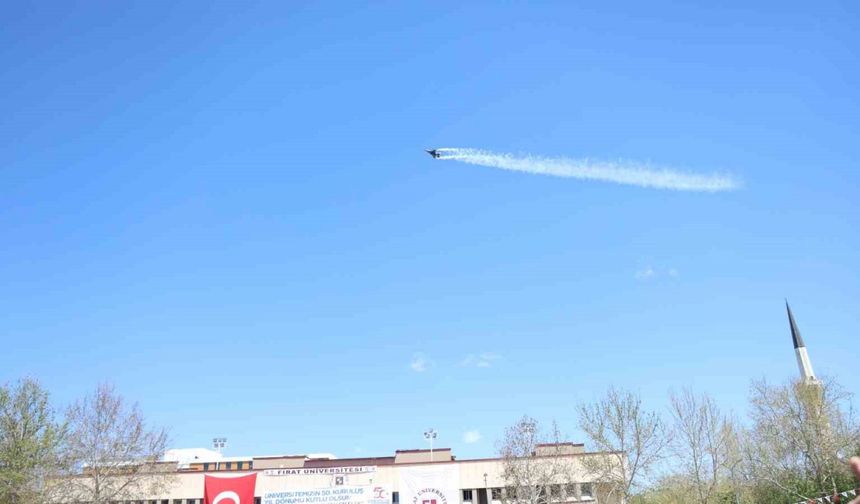 Elazığ’da SOLOTÜRK gösterisi nefes kesti