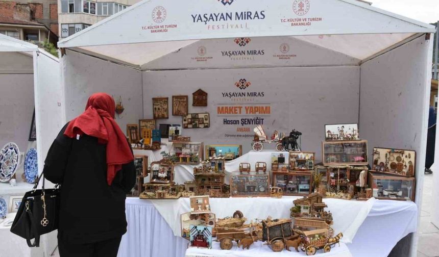 Emekli memur, hoşuna giden her objenin minyatürünü yapıyor