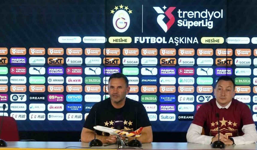 Galatasaraylı futbolculardan basın toplantısında sulu kutlama