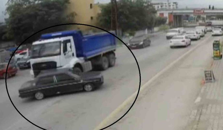 Hafriyat kamyonu, otomobili oyuncak araba gibi önüne aldı: O anlar kamerada
