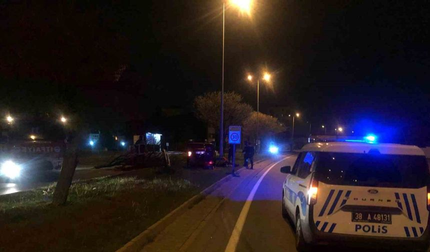 Kayseri’de otomobil ağaçlara çarpıp ters döndü: 2 yaralı