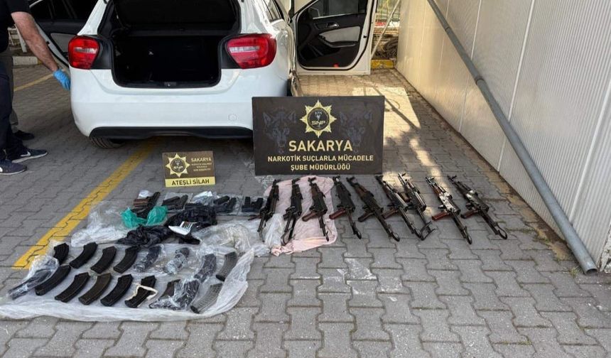 Polis memurunun kiraladığı otomobilden kaleşnikoflar çıktı