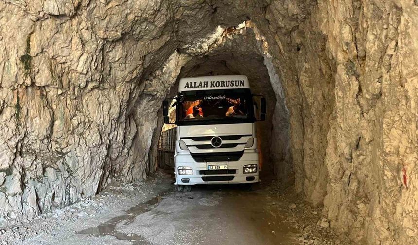 Taş Yolu tırın tünele sıkışması sonucu ulaşıma kapatıldı