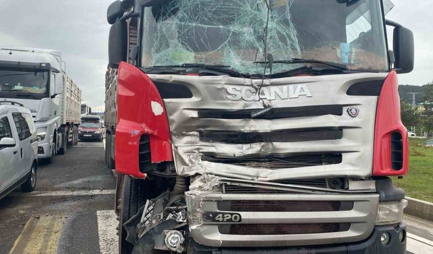 Tır ile kamyonet çarpıştı: 1 yaralı