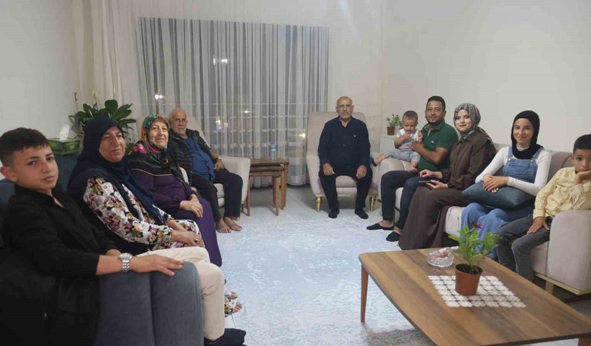 Yeni yuvasında ilk misafiri olan Bakan Kurum’a 9 evladının ismini tek solukta sayan depremzede baba gülümsetti