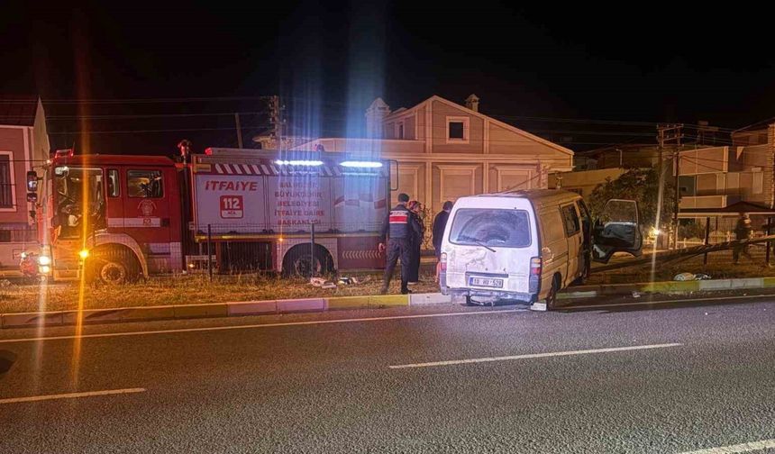 Yoldan çıkıp elektrik direğine çarpan minibüste can pazarı