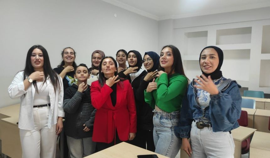 Yozgat’ta işaret dili öğrenerek engelleri kaldırmayı amaçlıyorlar