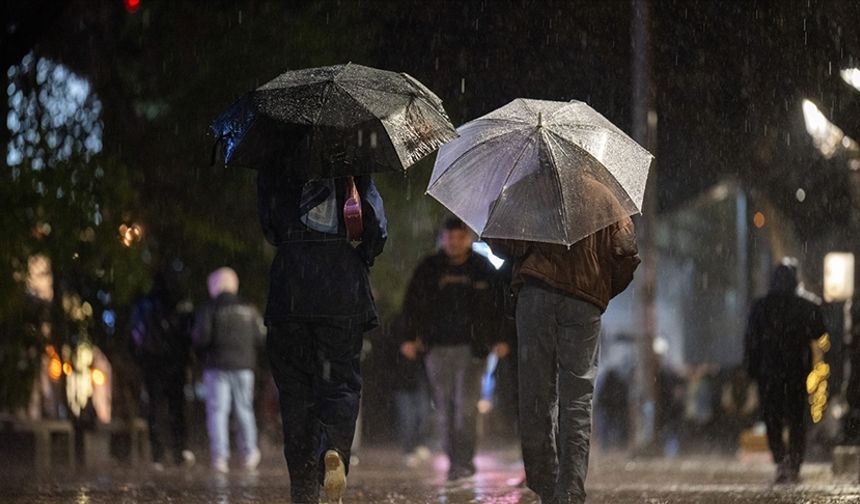 İstanbul'da aralıklarla düşen yağış hayatı olumsuz etkiliyor