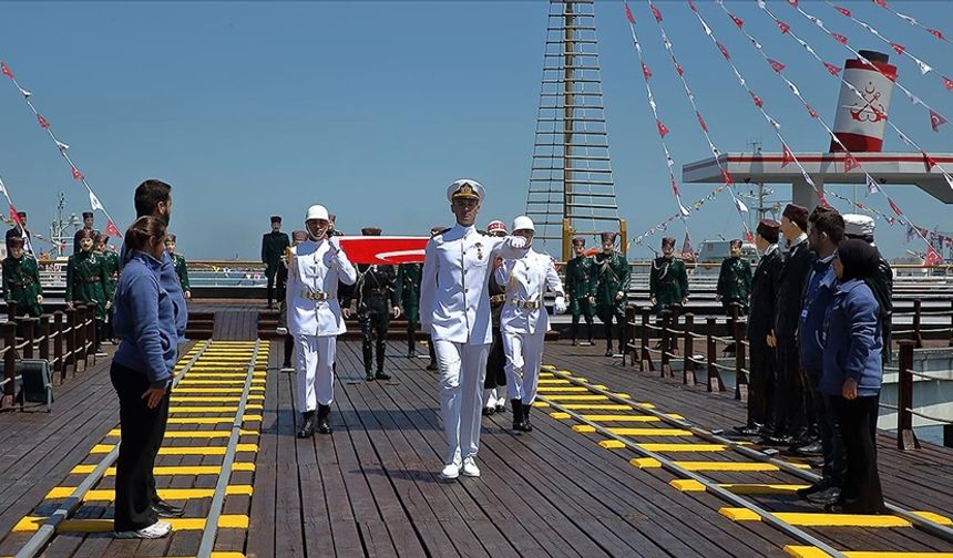 Atatürk'ü temsil eden bayrak Samsun'da karaya çıkarıldı