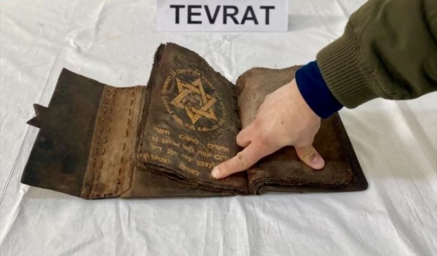 Kırşehir'de jandarmanın yol kontrolünde 700 yıllık olduğu değerlendirilen Tevrat bulundu