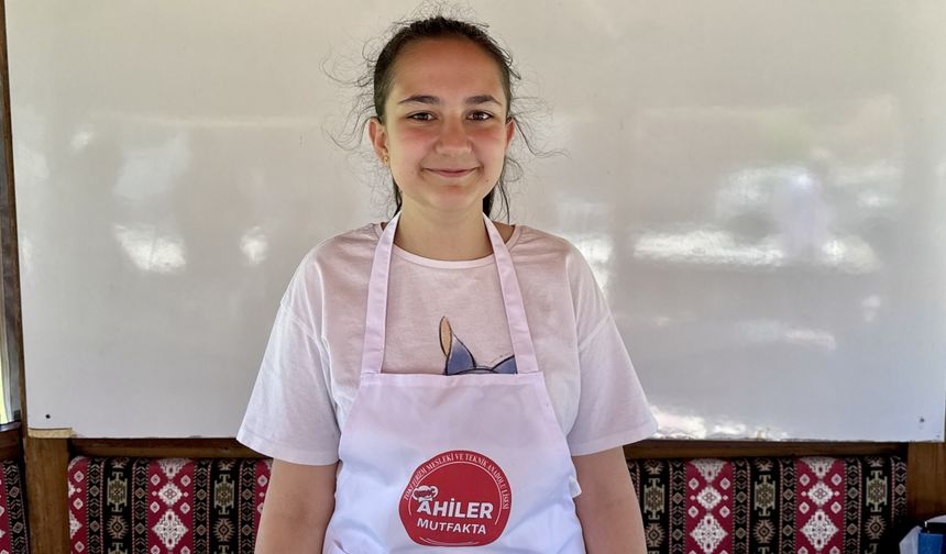 Ortaokul öğrencileri "gastronomi serası"nda yetiştirilen ürünlerle turşu kurmayı öğreniyor