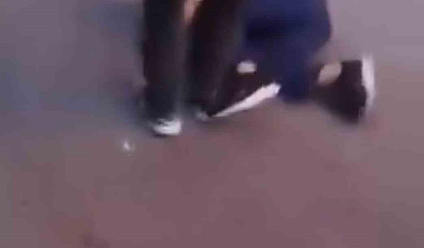 Ankara’da bir grup çocuk bıçak çekip öldüresiye darp ettikleri akranlarının videolarını sosyal medya hesaplarından yayınladı