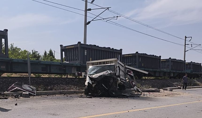 Malatya’da yük treni kamyonete çarptı