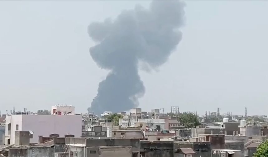 Hindistan'ın Gucerat eyaletinde 244 kişiyi taşıyan yolcu uçağı düştü