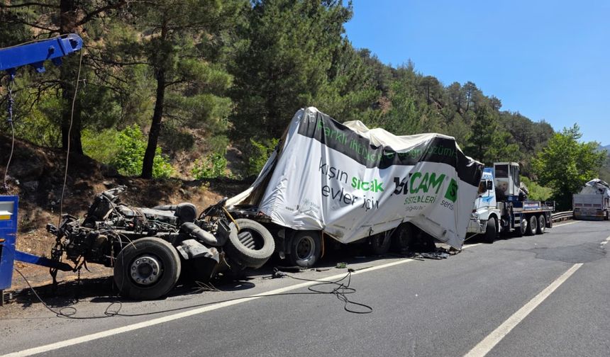 Adana'da 3 tırın çarpıştığı zincirleme kazada 1 kişi öldü, 2 kişi yaralandı