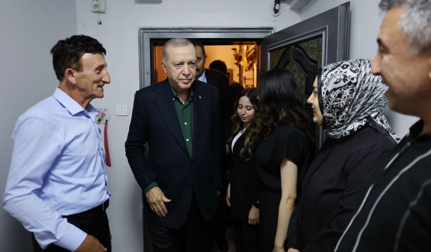 Cumhurbaşkanı Erdoğan, 15 Temmuz'da 3 yakını şehit olan Muzaffer Gülşen'i evinde ziyaret etti