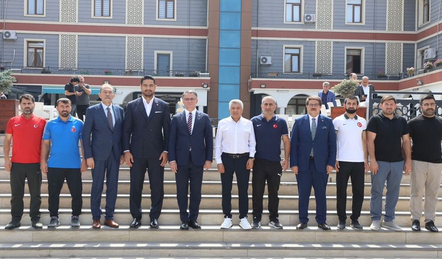 İl gezilerini sürdüren Taha Akgül'ün yeni durağı Van oldu