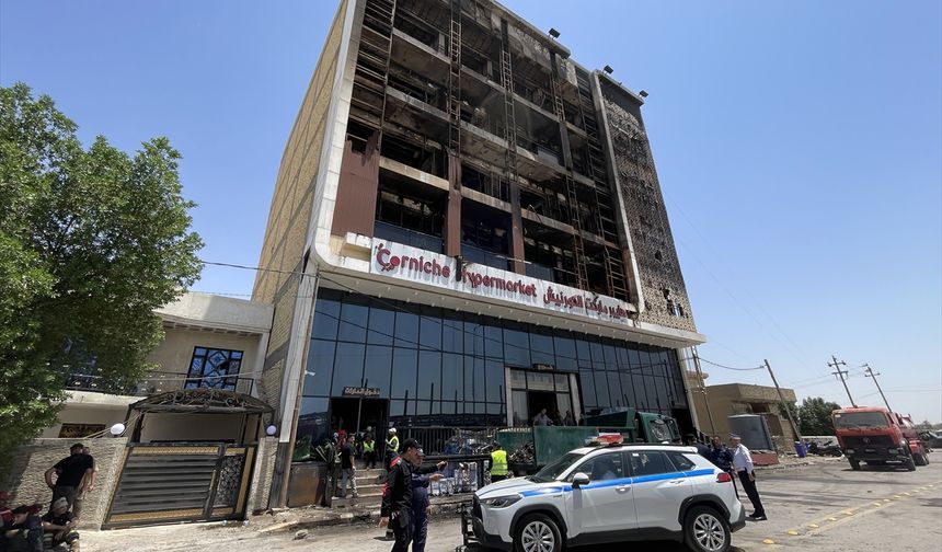 Irak’ın Kut şehrinde bir alışveriş merkezinde çıkan yangında 61 kişi hayatını kaybetti