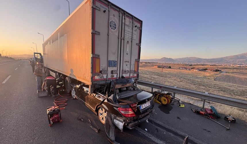 Kayseri'de tıra çarpan otomobilin sürücüsü öldü