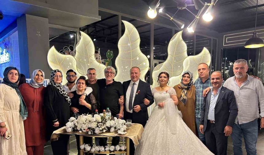 Liseli sınıf arkadaşları 34 yıl sonra karşılaştı, görüşme düğünle sonuçlandı