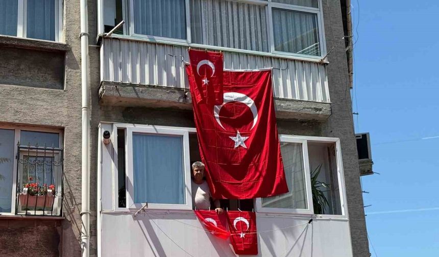 Piyade Sözleşmeli Er Ahmet Gültekin’in evi Türk bayraklarıyla donatıldı