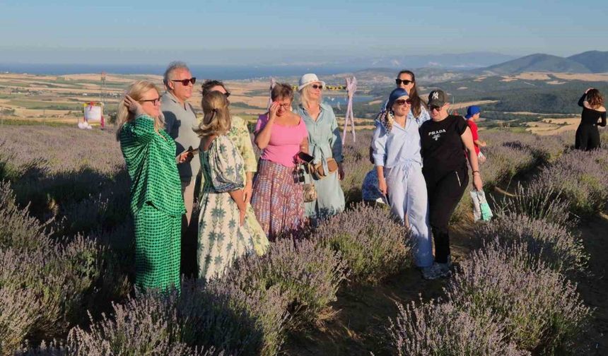 Rus turistler Tekirdağ’da mor lavanta tarlalarına hayran kaldı