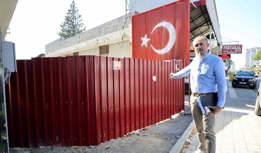 "Tapulu arazim" dedi, sokağın girişini kapattı