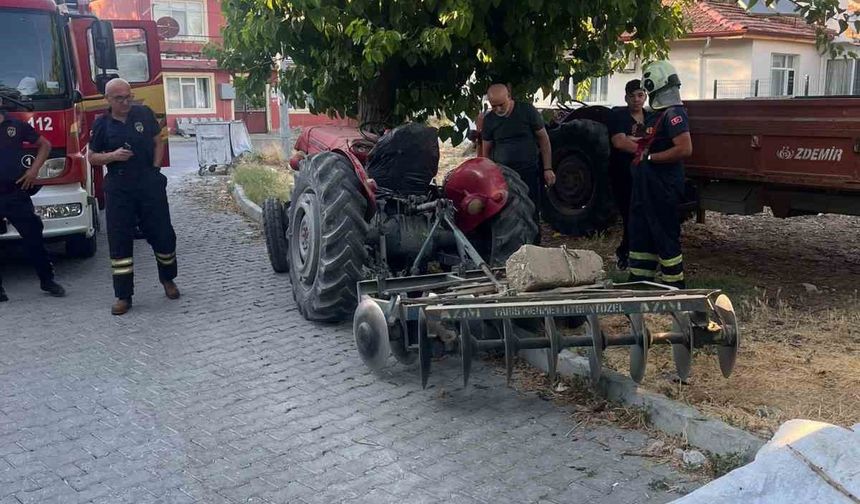 Traktör ağaca çarptı, sürücü hayatını kaybetti