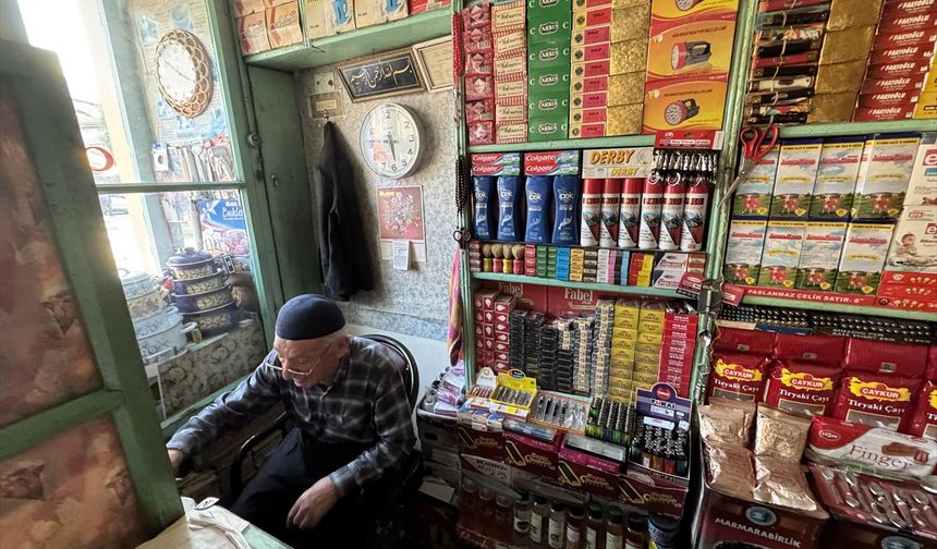 Ardahan'da 57 yıllık bakkala raflarındaki düzeninden dolayı teşekkür belgesi verildi