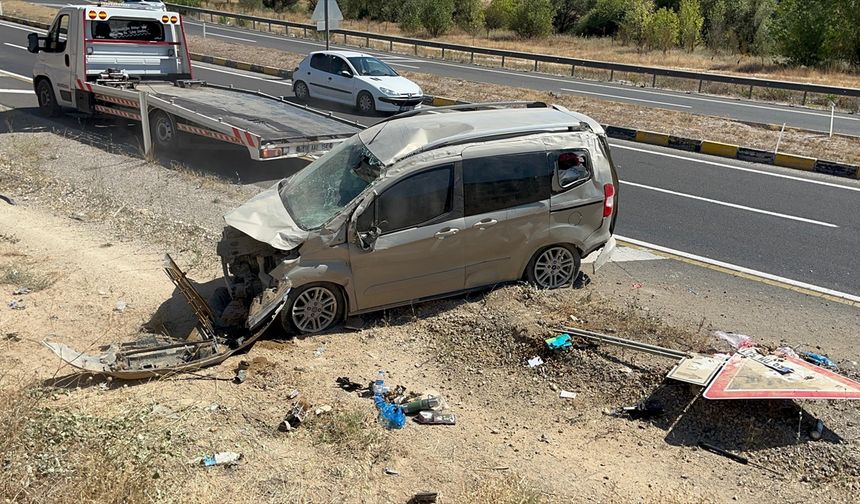 Çankırı'da şarampole devrilen hafif ticari araçtaki 4 kişi yaralandı