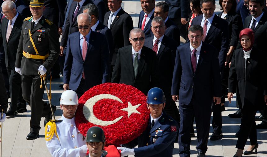 Cumhurbaşkanı Erdoğan başkanlığındaki devlet erkanı Anıtkabir'i ziyaret etti