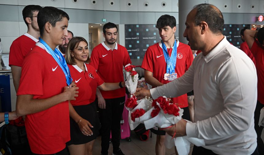 Dünya Şampiyonası'nda 12 madalya kazanan Özel Sporcular Yüzme Milli Takımı, yurda döndü