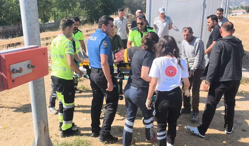 Kütahya'da telefonla konuşurken fark etmediği trenin çarptığı kadın yaralandı