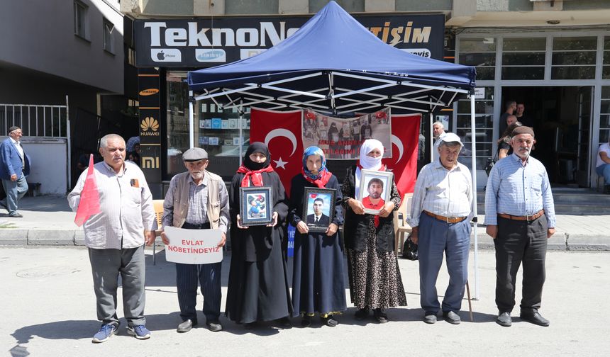 Muş'ta evlatlarına kavuşmak isteyen aileler, DEM Parti önündeki eylemlerini sürdürdü