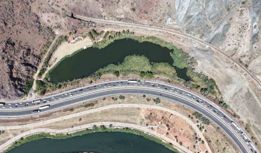 43 ilin geçiş güzergahında trafik durma noktasına geldi: Kilometrelerce araç kuyruğu oluştu