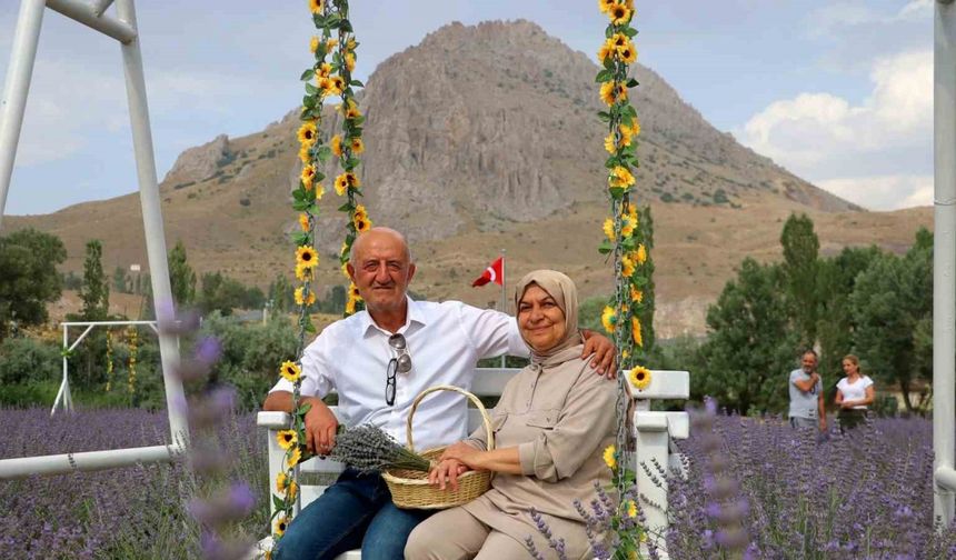 Âşık olduğu dağın eteğine lavanta bahçesi kurdu, kartpostallık görüntüler oluştu