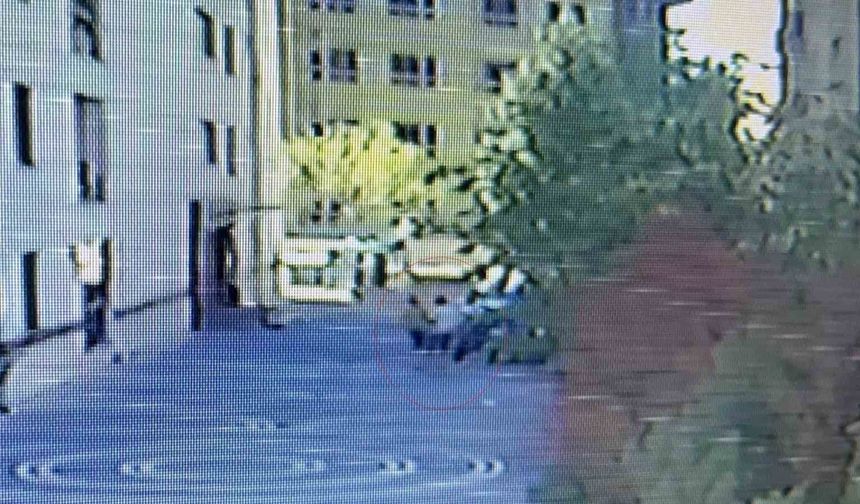 Karısı tarafından iki yerinden bıçaklandı: Yaralı kocanın tepki dahi vermediği dehşet anı kamerada