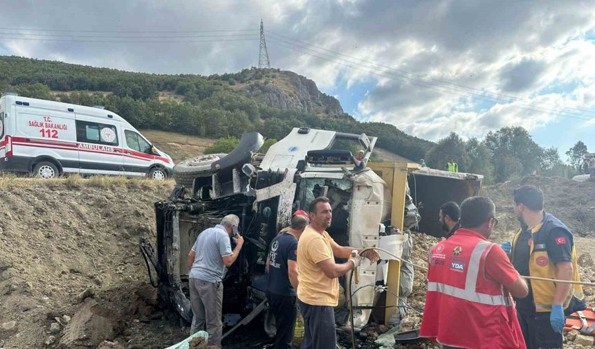 Tokat’ta hafriyat kamyonları çarpıştı, 1 sürücü ağır yaralandı