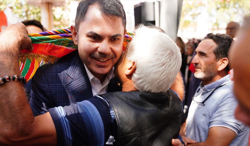 Bakan Kurum, depremde hasar gören Sındırgı'da vatandaşlarla bir araya geldi: