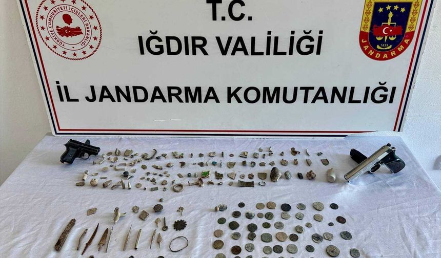 Iğdır'da takibe alınan şüphelinin adresinde tarihi sikke ve objeler ele geçirildi