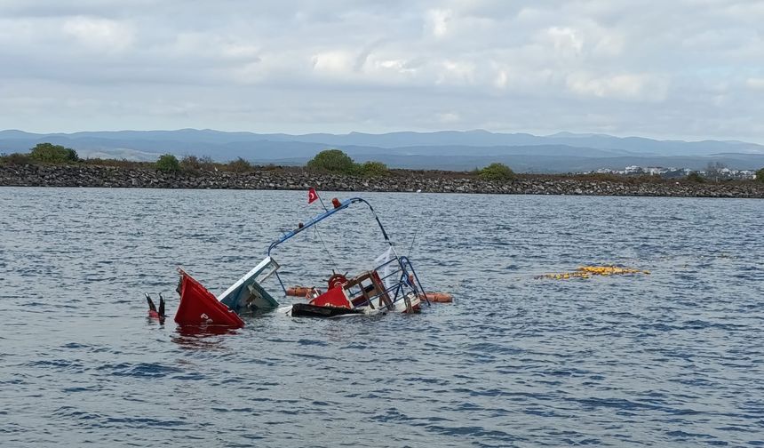 Kırklareli'nin İğneada açıklarında tekneleri su alan 3 balıkçı kurtarıldı