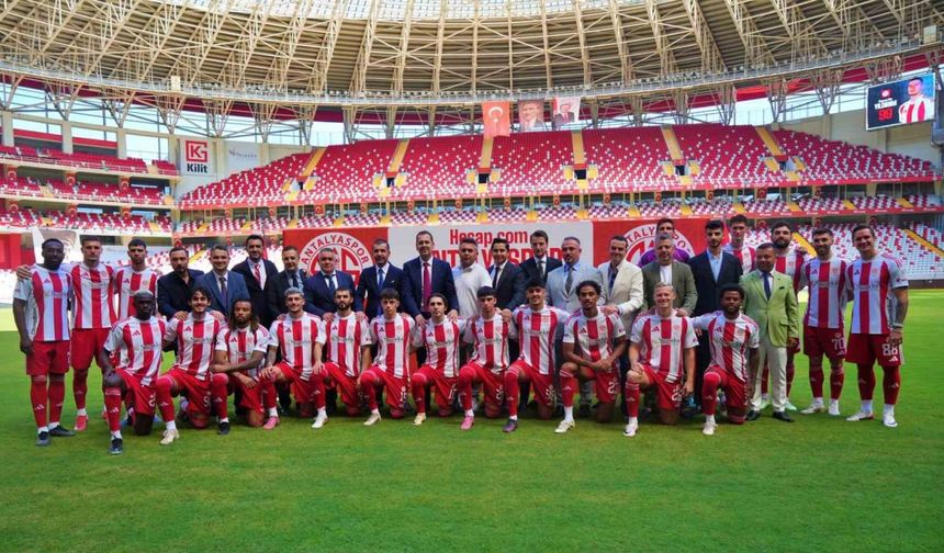 Antalyaspor, yeni transferlerini ve A takıma yükselen genç oyuncularını taraftara tanıttı